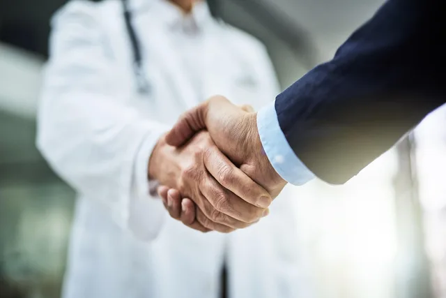 handshake, businessman, greeting, working, meeting, men, clinic, lens flare, adult, success, cooperation, teamwork, trust, partnership, togetherness, agreement, confidence, modern, handshake, cooperation, cooperation, cooperation, cooperation, cooperation. Vad bestämmer kollektivavtalet om lön och arbetstid?
